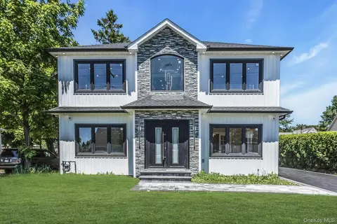 118 W Cherry St, Hicksville, NY 11801