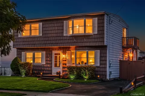 103 Parkview St, Plainview, NY 11803