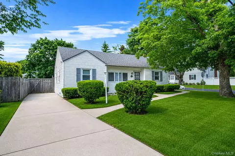129 Shaber Rd, Patchogue, NY 11772