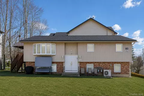 18 Wilsher Dr, Ramapo, NY 10952
