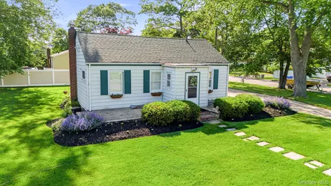 76 Hanrahan Ave, Farmingville, NY 11738