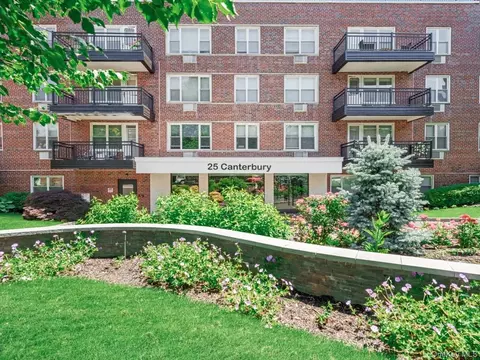 25 Canterbury Rd #1M, North Hempstead, NY 11021