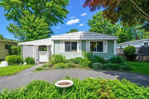 14 Buttercup Dr, Bohemia, NY 11716