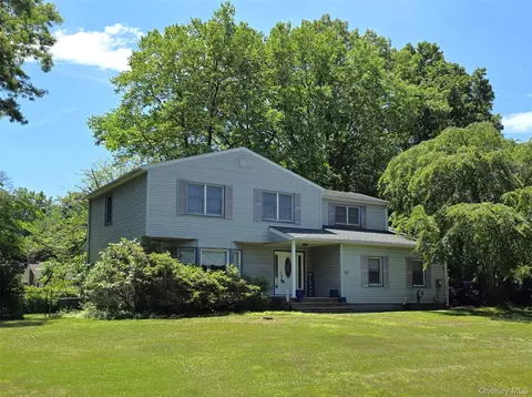 37 Dogwood Hollow Ln, Miller Place, NY 11764
