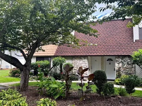 71 Pointe Cir S #71, Coram, NY 11727