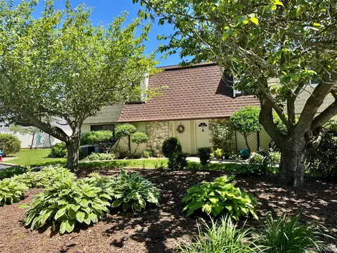 71 Pointe Cir S #71, Coram, NY 11727
