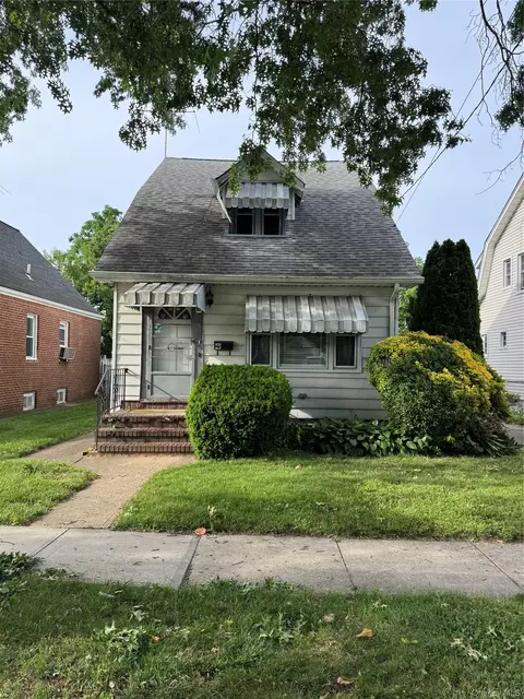 41 Stewart St, Floral Park, NY 11001