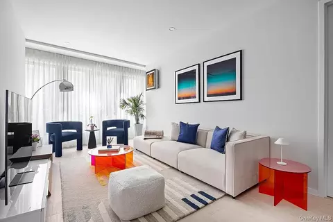 40-22 61st St #2E, New York, NY 11377