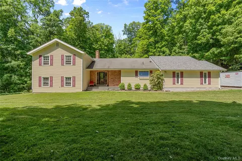 21 Straub Dr, La Grange, NY 12569