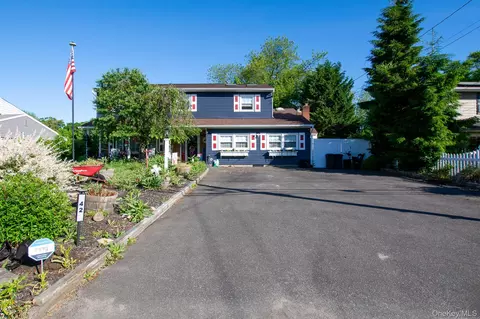 42 Ludlow Way, Oakdale, NY 11769