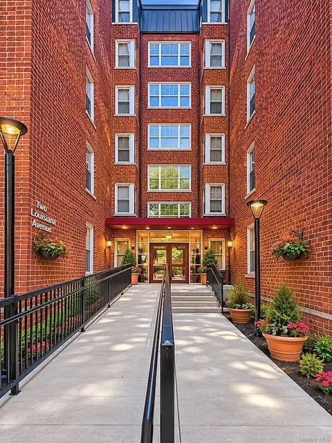 2 Louisiana Ave #4B, Bronxville, NY 10708