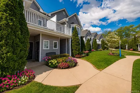 105 Okeefe Ct, Oakdale, NY 11769