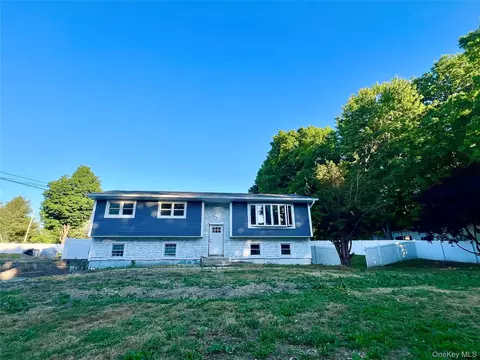 37 California Dr, Middletown, NY 10940