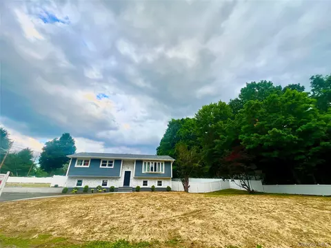 37 California Dr, Middletown, NY 10940
