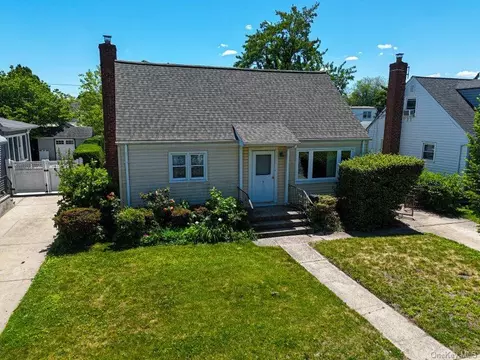 9 Robert St, Hicksville, NY 11801