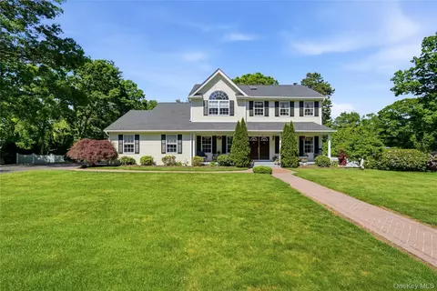9 Ridgefield Dr, Shoreham, NY 11786