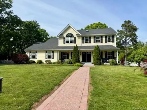 9 Ridgefield Dr, Shoreham, NY 11786