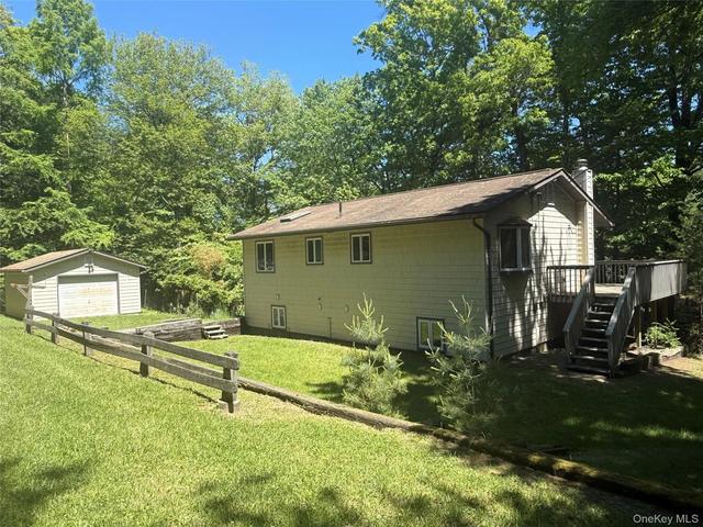 16 Fairway Dr, Highland, NY 12743