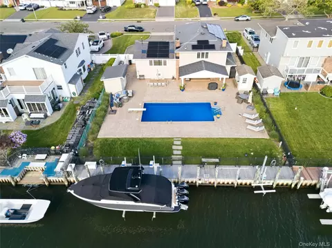 106 Anchorage Dr, West Islip, NY 11795