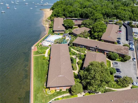 1 Toms Point Lane Building 5 Ln UNIT 9J, North Hempstead, NY 11050