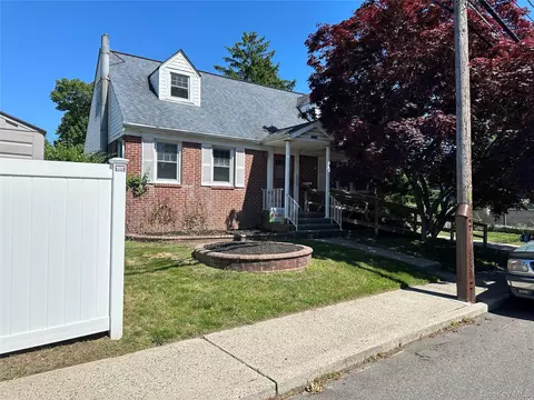 1527 Little Whaleneck Rd, Merrick, NY 11566