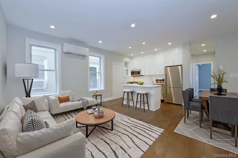 2370 26th St #3 FAMILY, Astoria, NY 11105