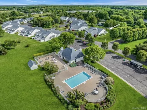 1 Summerfield Ln S, Riverhead, NY 11901