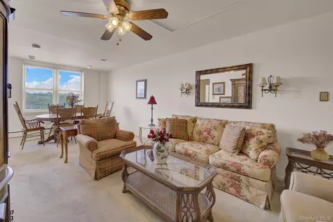 54-44 Little Neck Pkwy #5U, Little Neck, NY 11362