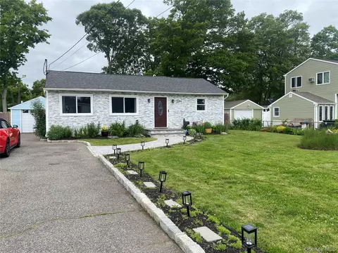 1084 Hyman Ave, Bay Shore, NY 11706