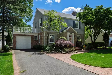 60 Atkinson Rd, Rockville Centre, NY 11570
