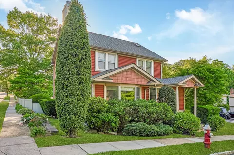 134 Singworth St, Oyster Bay, NY 11771