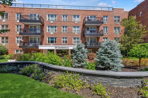 25 Canterbury Rd #1F, North Hempstead, NY 11021