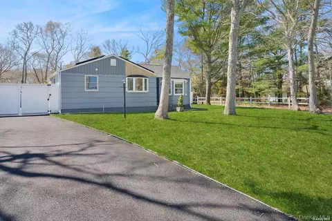 94 E Bay Ave, Hampton Bays, NY 11946