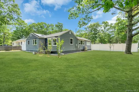 94 E Bay Ave, Hampton Bays, NY 11946