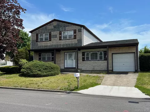 4 Dougbeth Dr, Ronkonkoma, NY 11779