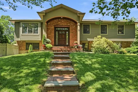 11 Rockrose Ln, East Northport, NY 11731