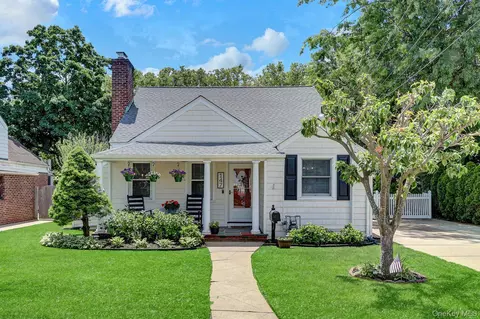 147 Sydney Ave, Malverne, NY 11565