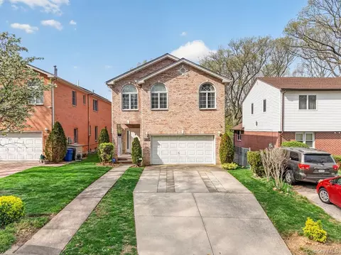 7112 242nd St, Douglaston, NY 11362