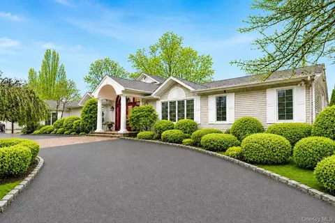 20 Astro Pl, Dix Hills, NY 11746