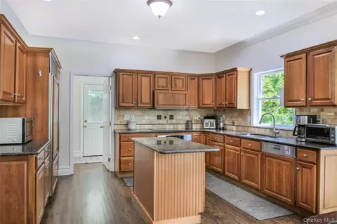 Kitchen - 25 Esplanade Dr, Patchogue, NY 11772 photo 3 of 4
