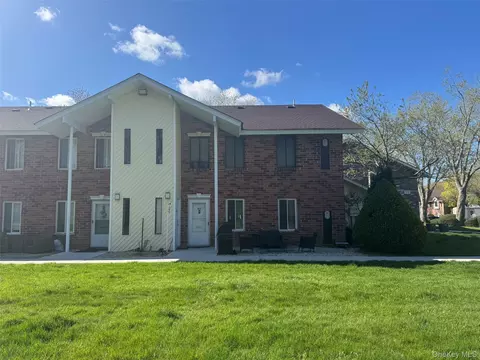 18 Navajo Ct #18, Coram, NY 11727