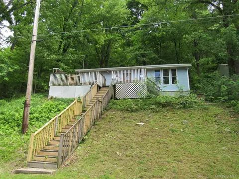 27 Lake Claire Dr, Middletown, NY 10940