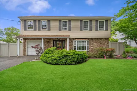11 Edison Dr, Huntington Station, NY 11746