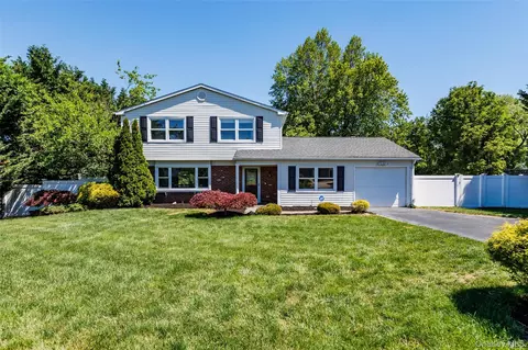 29 Segatogue Ln, Centereach, NY 11720