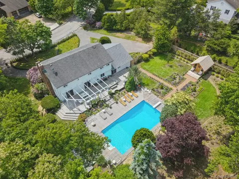 3 Mooring Dr, Bellport, NY 11713