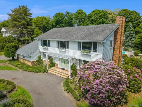 3 Mooring Dr, Bellport, NY 11713