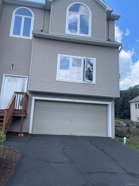 10 Rockridge Dr, Highland Mills, NY 10930
