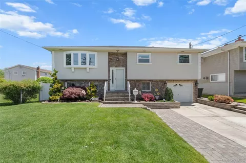 257 Cadman Ave, Babylon, NY 11702
