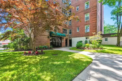 28-02 Parsons Blvd #4E, New York, NY 11354