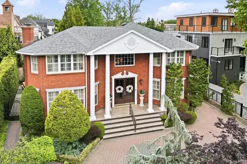 4 Point Cres, New York, NY 11357